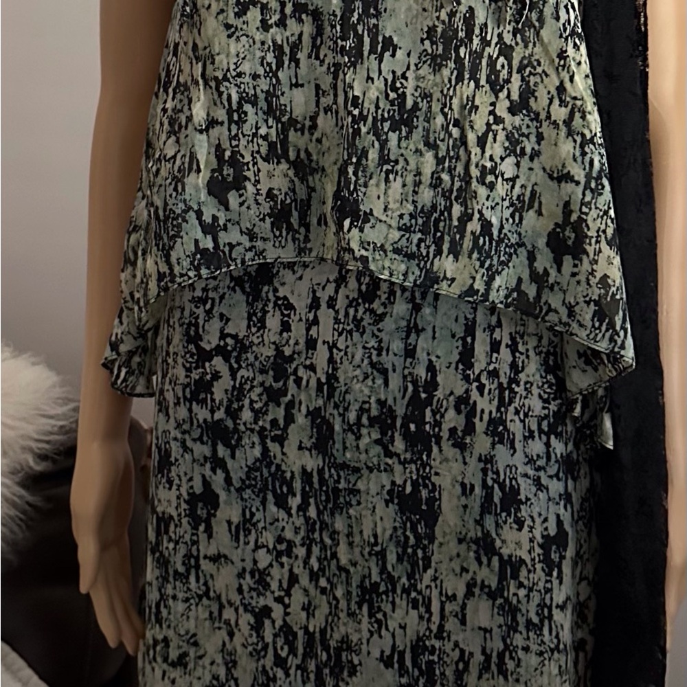 Tahari backless, sleeveless and great for all occasions, especially party dress.